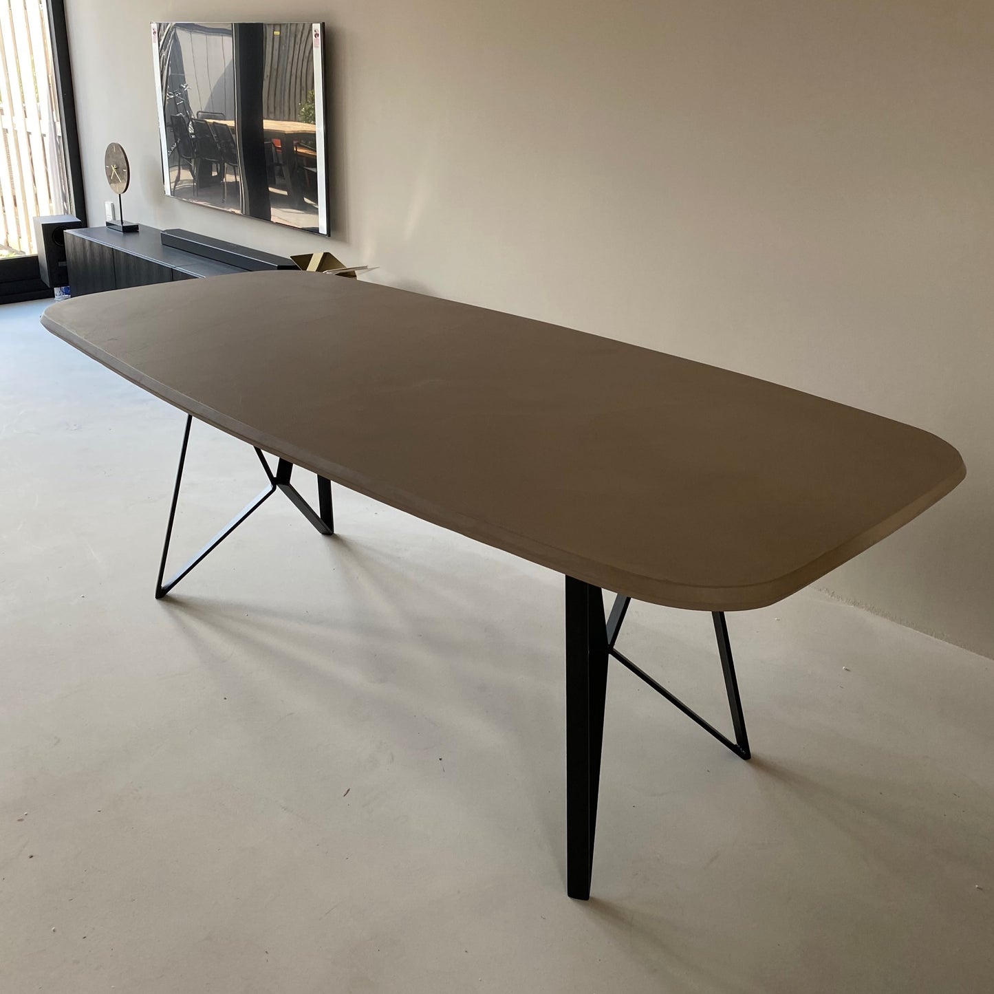 Betonlook Eettafel Jaxon - Beton Ciré en Stalen Poten | De Beton Salon